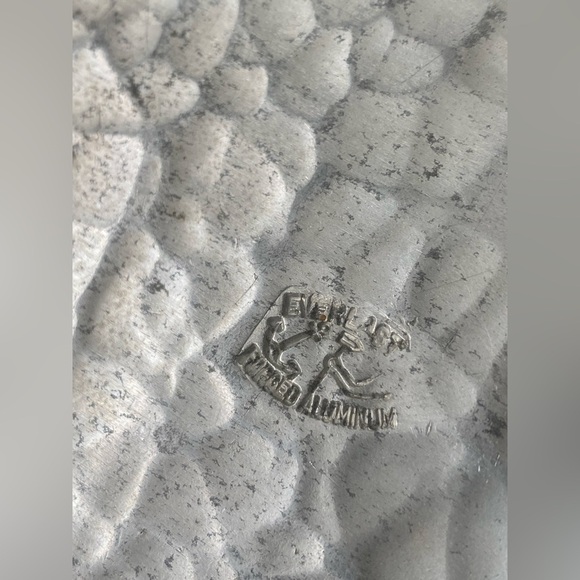 Elegant Floral Embossed Aluminum Tray. Vintage. Brand Everlast - Picture 3 of 3